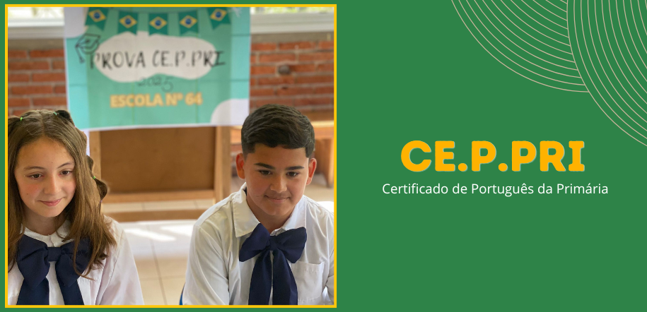 Dos estudiantes de primaria con túnica y moña participan de la prueba oral de portugués de priamaria